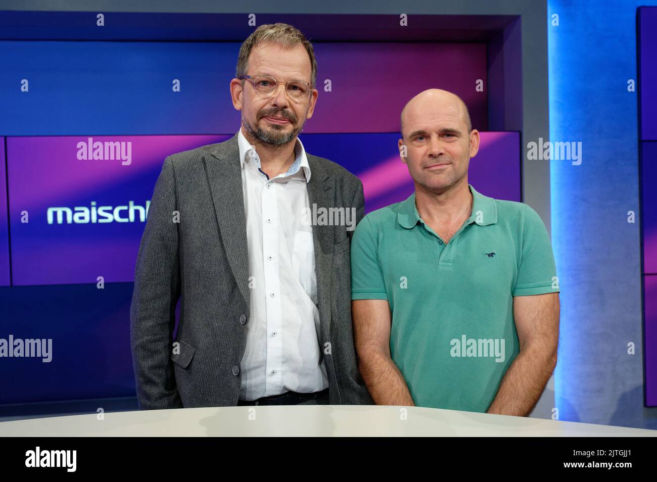 Colonia, Germania. 30th ago, 2022. Hajo Seppelt (l), giornalista dello sport ARD, e Jan Hempel, ex subacqueo di fama mondiale, si trovano nello studio del talk show ARD 'Maischberger'. Credit: Henning Kaiser/dpa/Alamy Live News Foto Stock