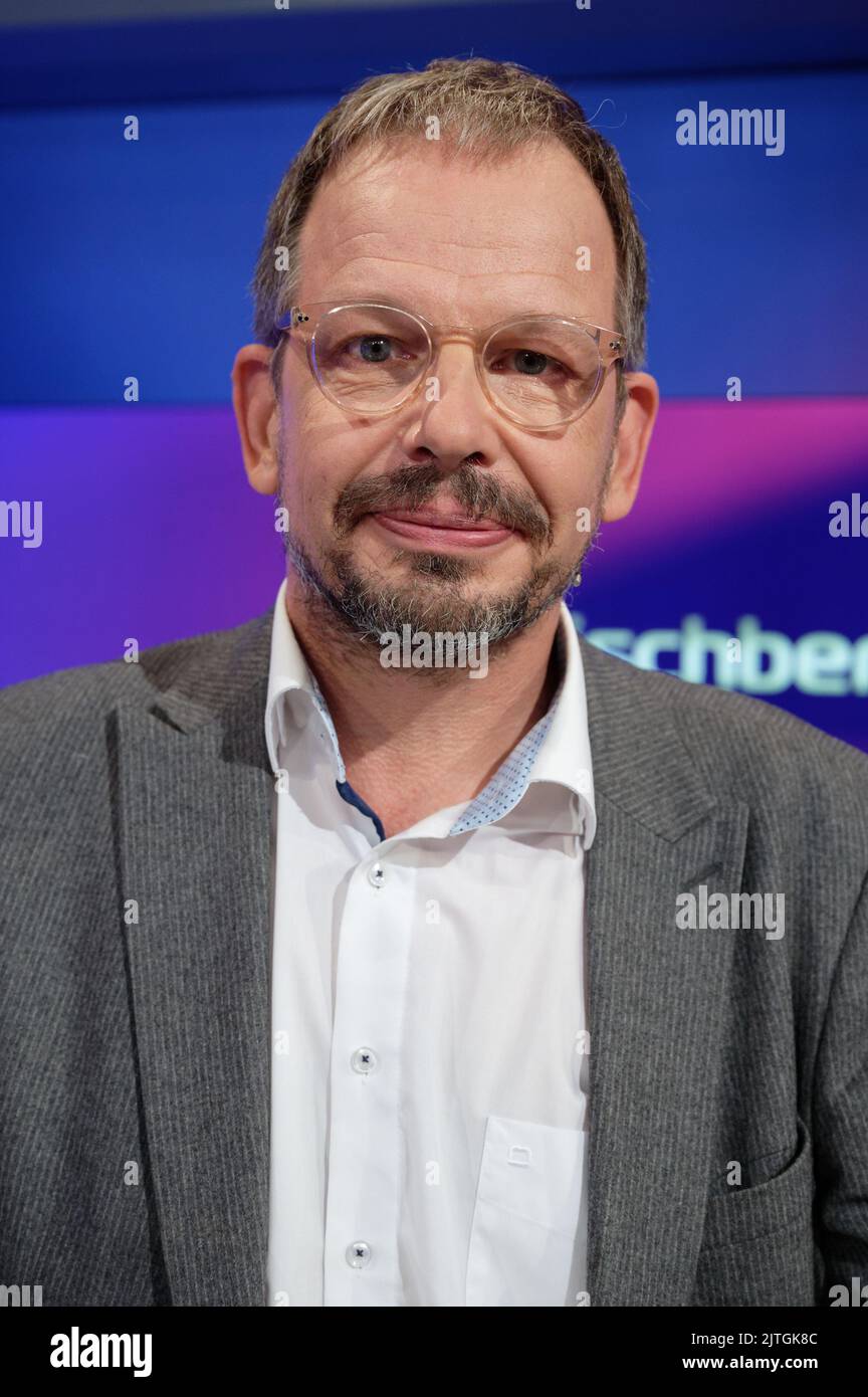 Colonia, Germania. 30th ago, 2022. Hajo Seppelt, giornalista sportivo ARD, si trova nello studio del talk show ARD 'Maischberger'. Credit: Henning Kaiser/dpa/Alamy Live News Foto Stock