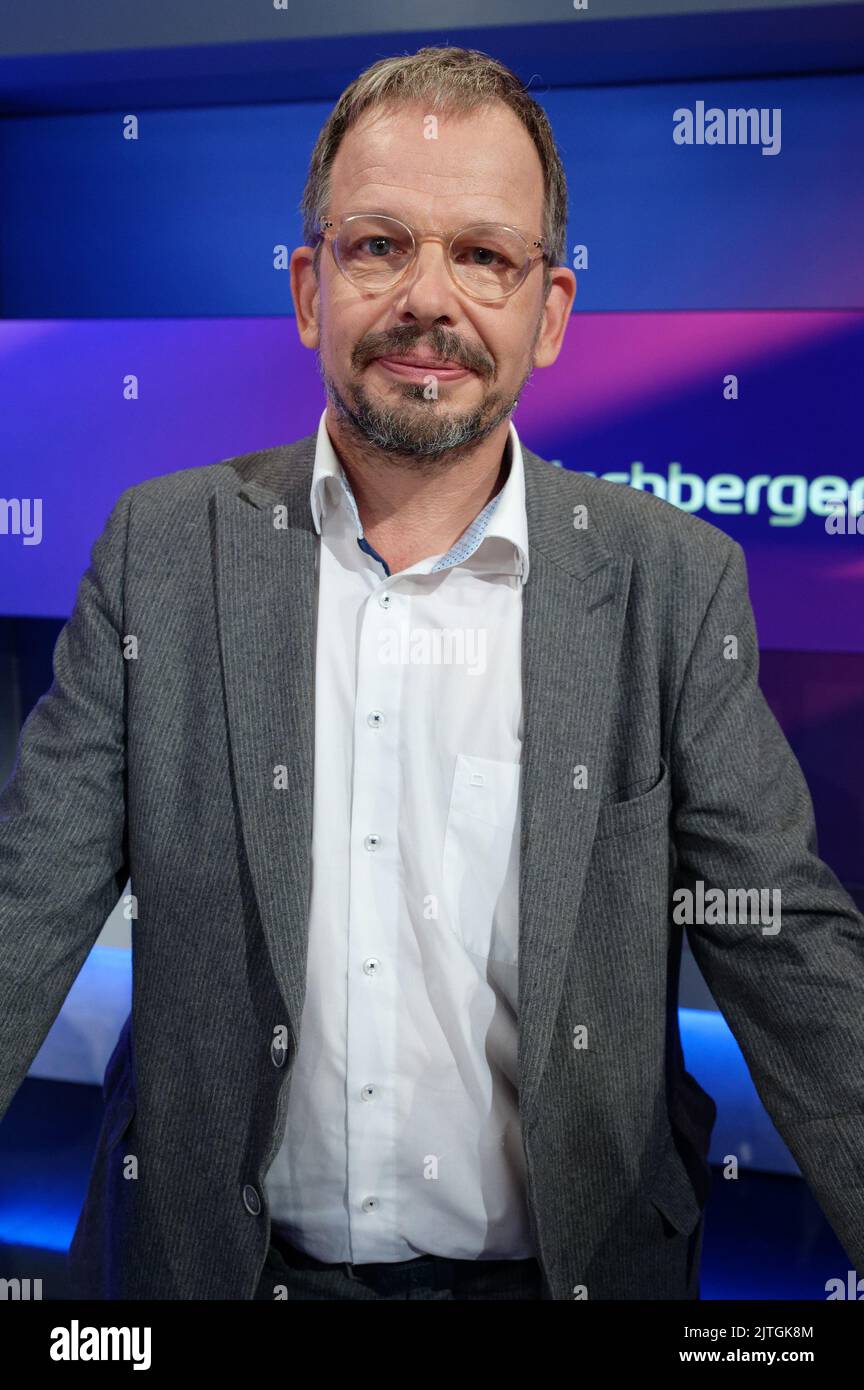 Colonia, Germania. 30th ago, 2022. Hajo Seppelt, giornalista sportivo ARD, si trova nello studio del talk show ARD 'Maischberger'. Credit: Henning Kaiser/dpa/Alamy Live News Foto Stock