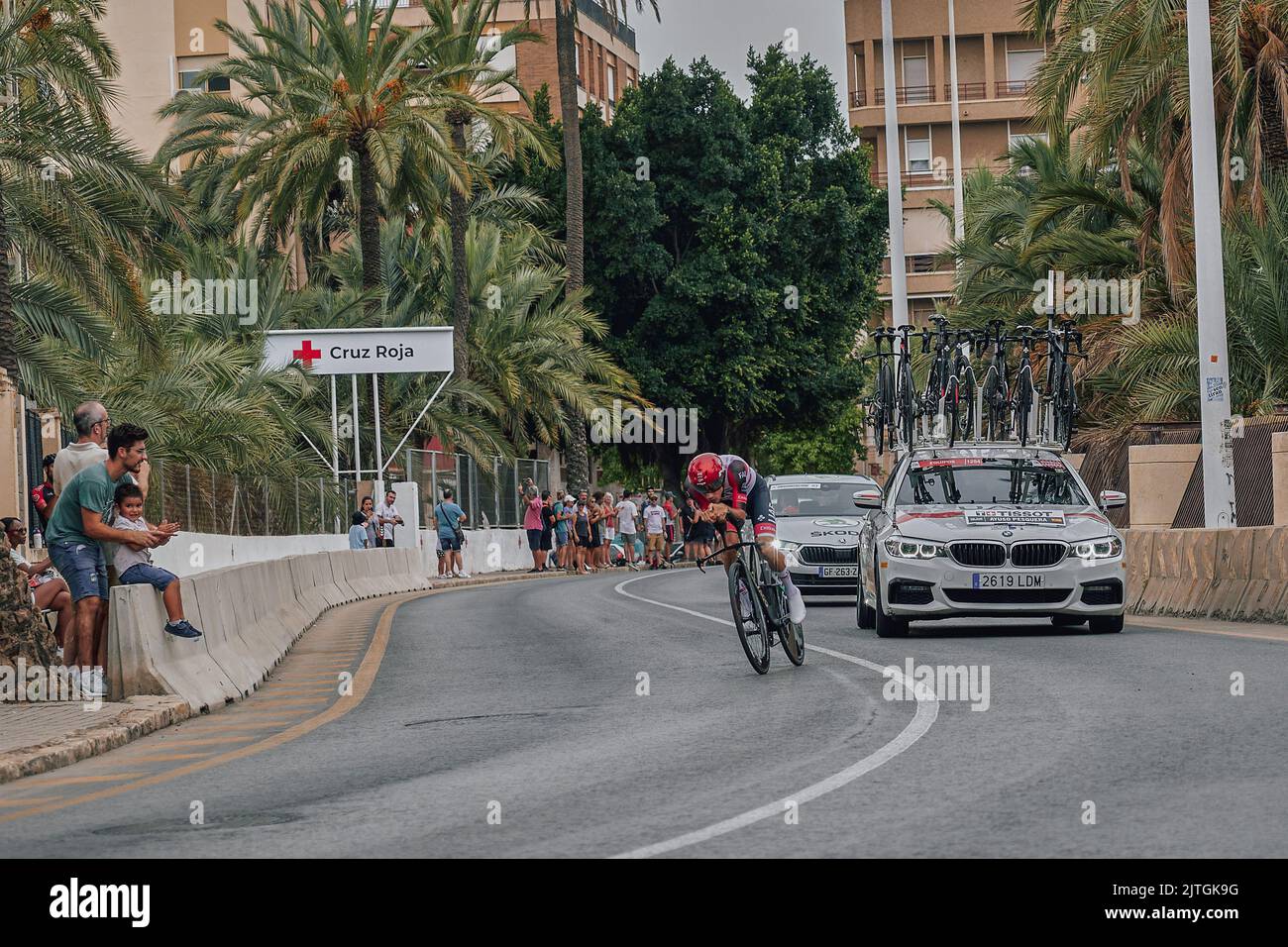Elche Alicante Spagna 30 8 2022: Juan Ayuso, ciclista spagnola della squadra degli Emirati Arabi Uniti che partecipa al cronometro Elche-Alicante. In bicicletta Foto Stock