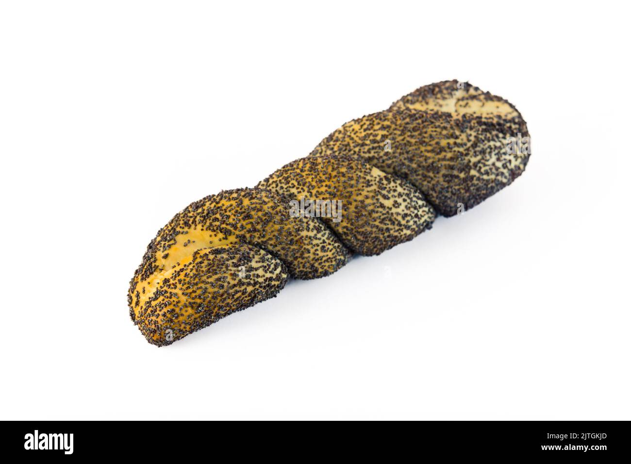 Singolo pane di farina di grano bianco intrecciato lungo coperto con semi di papavero. Ottima idea per la colazione. Isolato su sfondo bianco. Foto di alta qualità Foto Stock