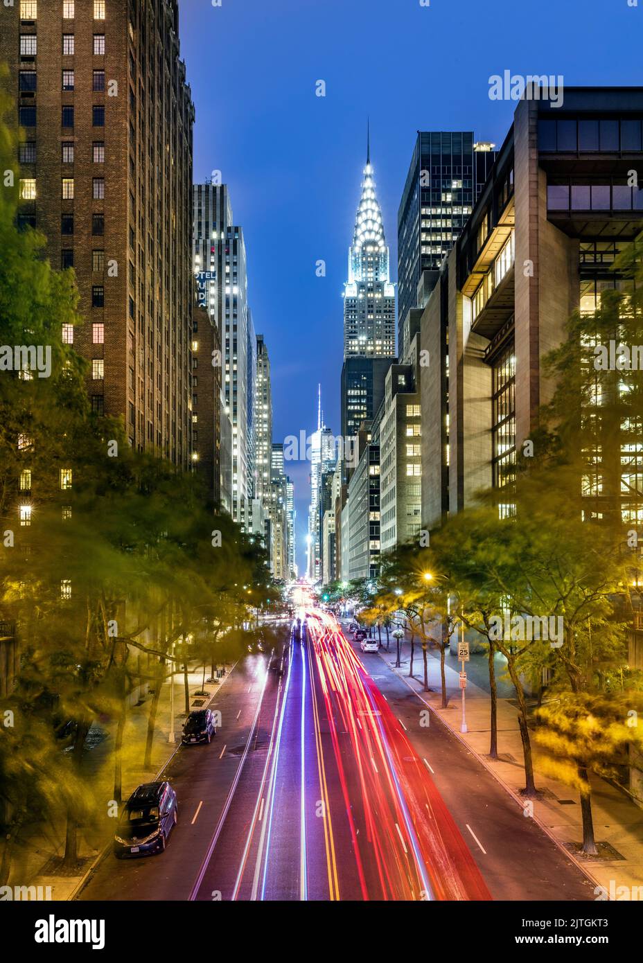 Skyline Street di notte Manhatten, New York City, Nord America, Stati Uniti Foto Stock