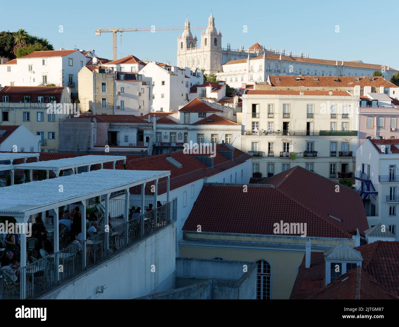 Punto di vista Miradouro Portas do Sol a Lisbona Portogallo con ristorante a sinistra e il monastero di São Vicente de Fora in cima Foto Stock