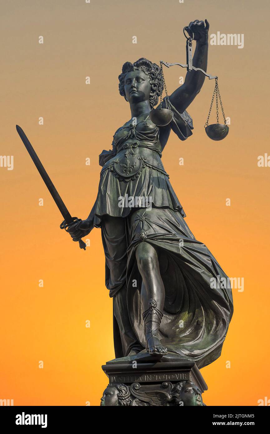 Signora Giustizia Gerechtigkeitsbrunnen a Roemerberg al tramonto, Germania, Assia, Francoforte sul meno Foto Stock