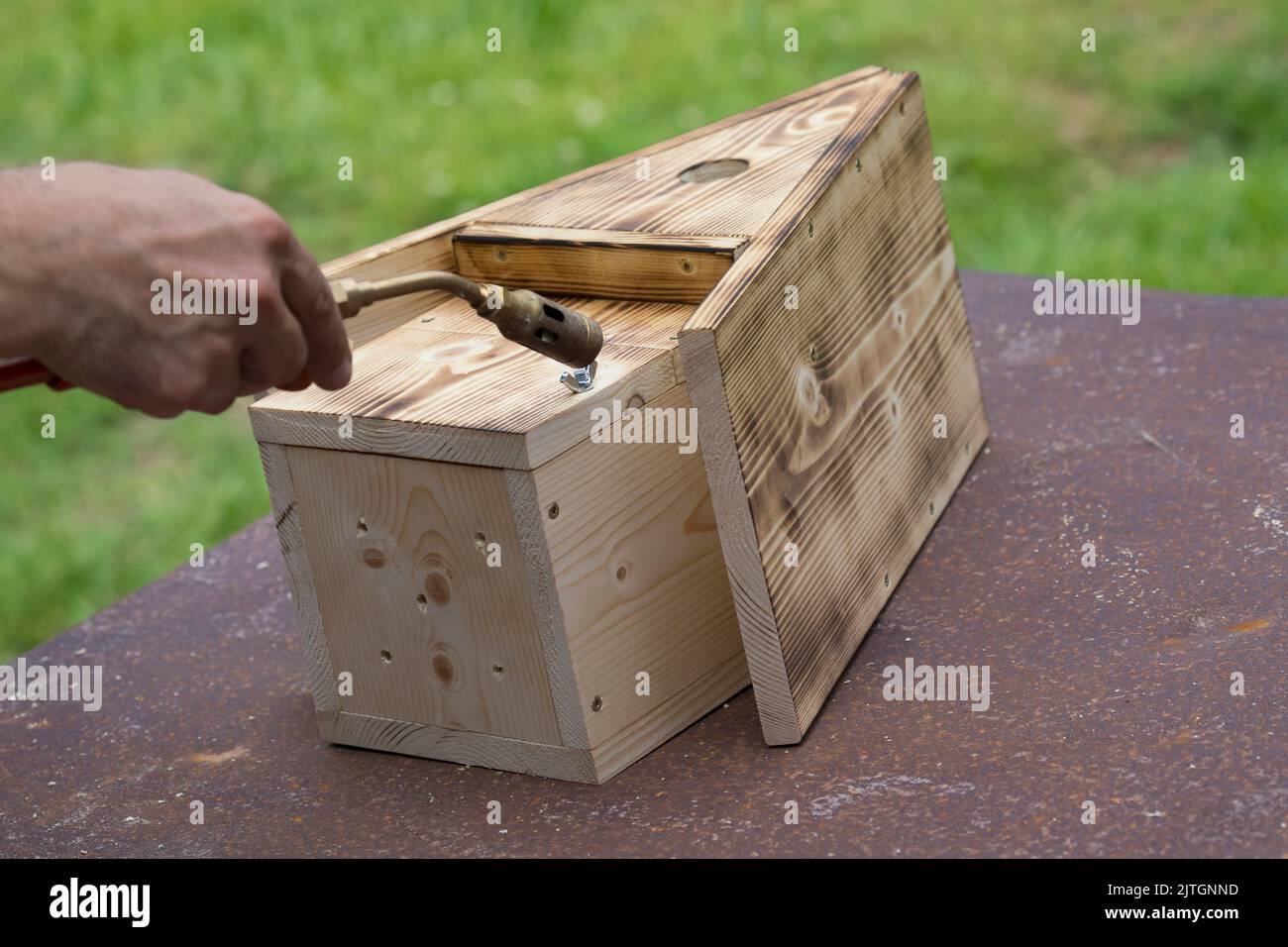 serie di scatole di nido, punto 10/13: la scatola di nido è fiammata con un bruciatore a gas Foto Stock