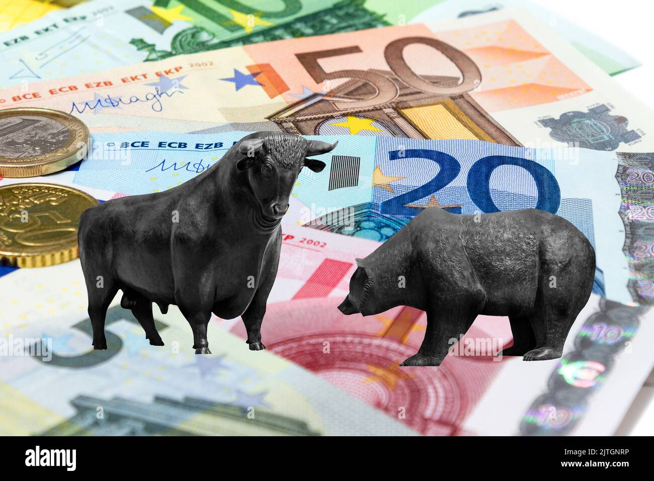 cifre simboliche della borsa, toro e orso in piedi su carta-moneta Foto Stock