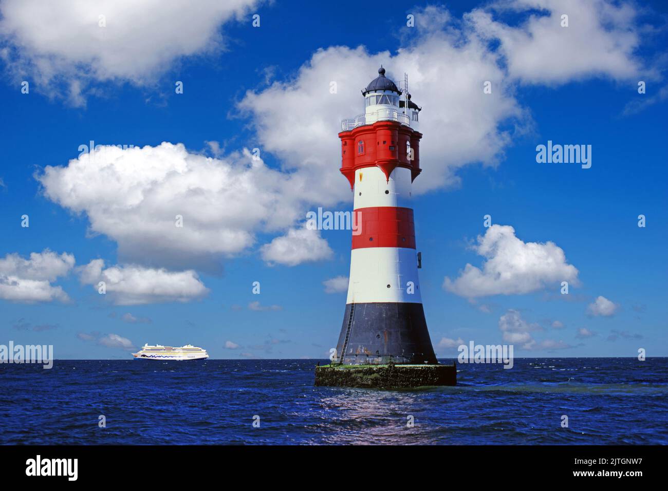 Lighthouse Roter Sand (sabbia rossa) alla bocca di Weser, nel bordo posteriore della nave da crociera AIDA Luna, Germania, Brema Foto Stock
