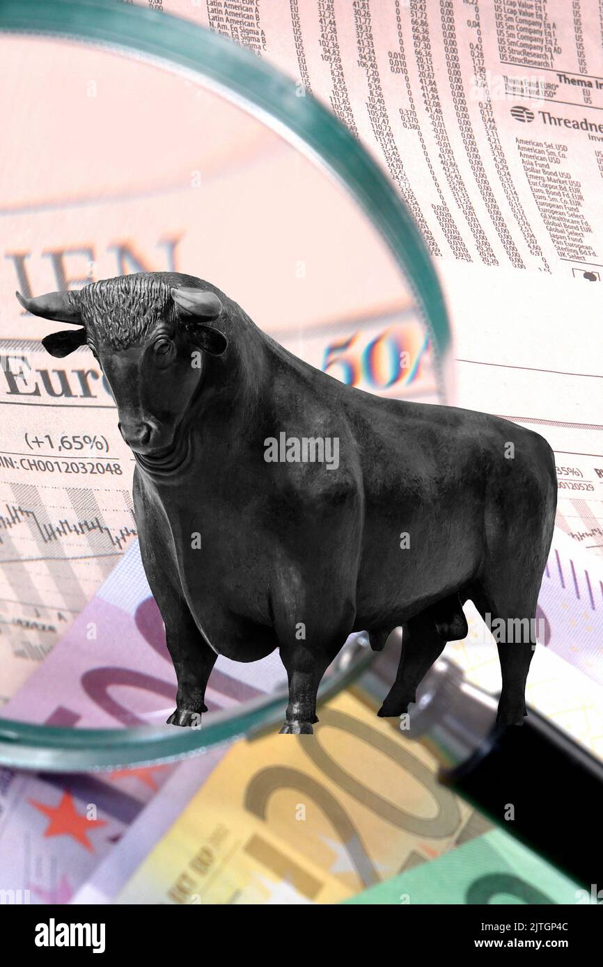 cifre simboliche della borsa, toro in piedi davanti ai tassi di mercato e carta moneta Foto Stock