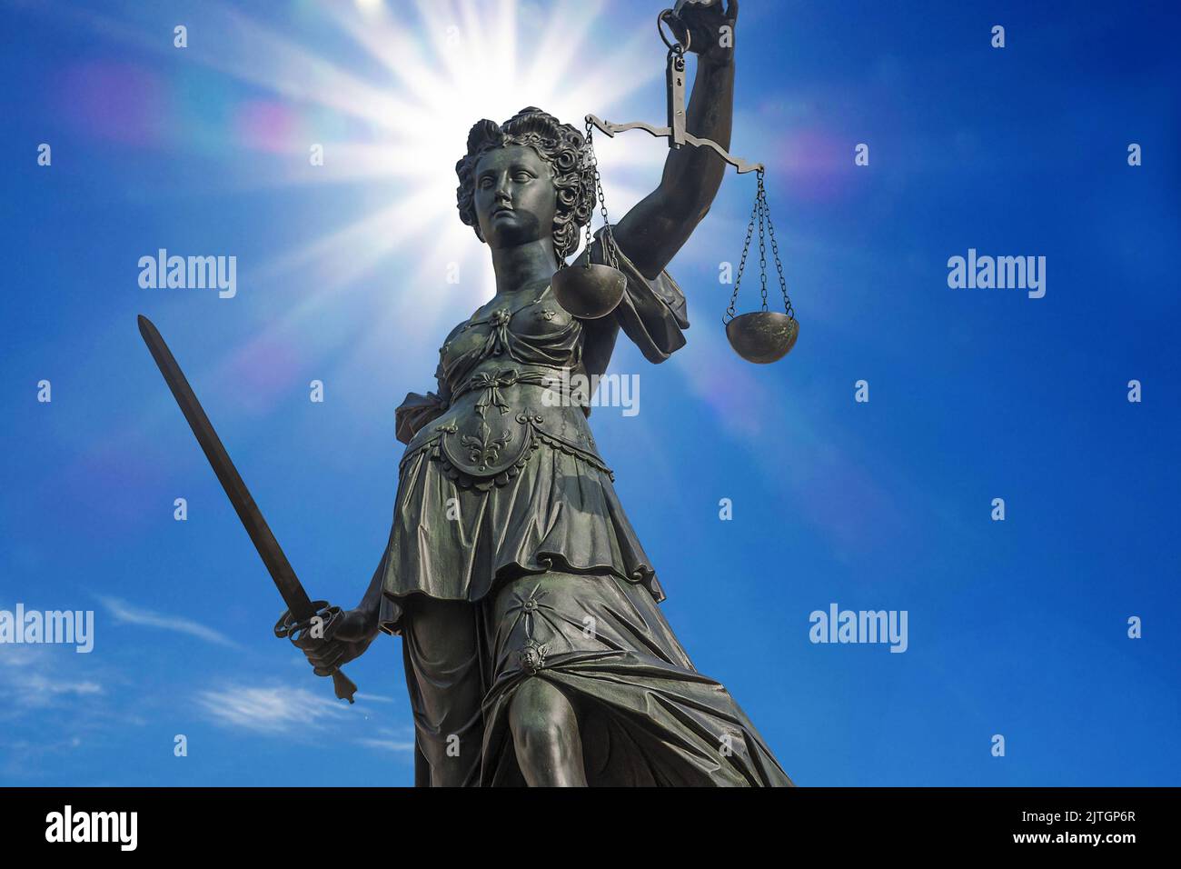 Lady Justice a Gerechtigkeitsbrunnen a Roemerberg a cielo nuvoloso blu, Germania, Assia, Francoforte sul meno Foto Stock