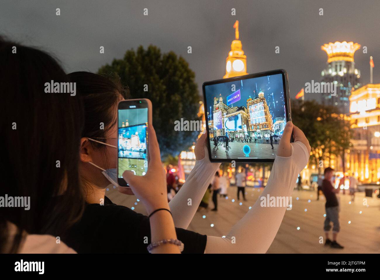 SHANGHAI, CINA - 30 AGOSTO 2022 - i cittadini sperimentano l'app gemella digitale della città basata sul concetto di metaverse al Bund di Shanghai, Cina, 3 agosto Foto Stock