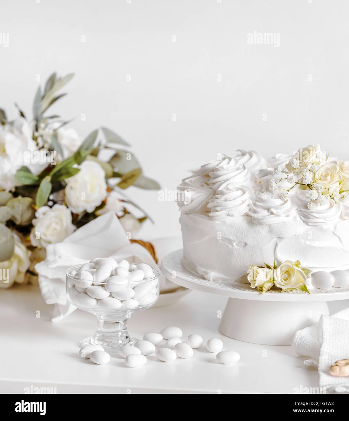 Torta nuziale con rose su sfondo bianco, con spazio copia Foto Stock