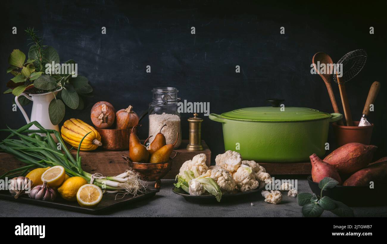 Sistemazione a vita ferma con cavolfiore, pere, limoni e verdure ed erbe assortite. Ispirato ai dipinti di natura morta olandesi. Foto Stock
