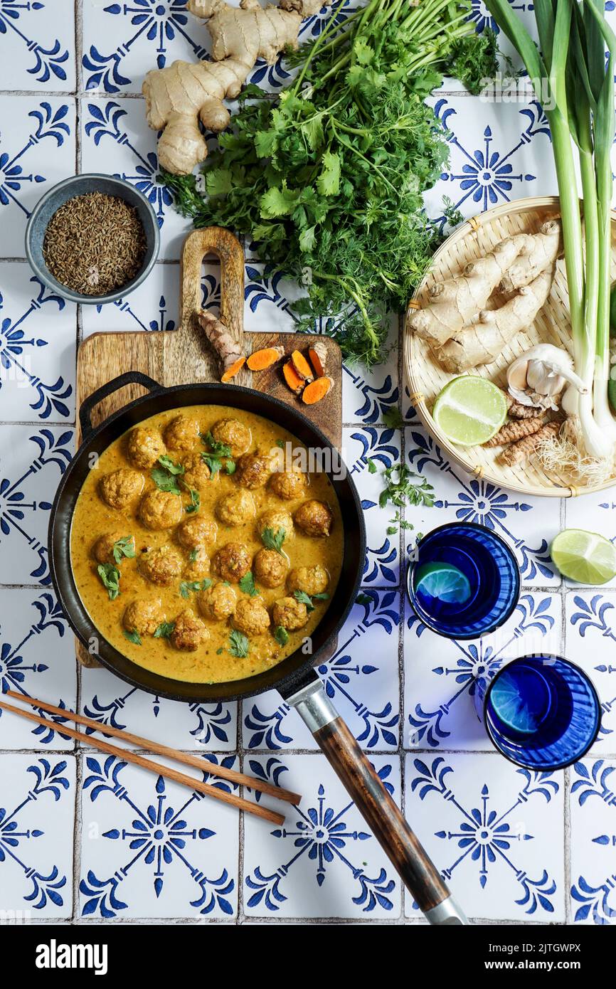 Polpette di tacchino tailandese in salsa al curry rosso al cocco con zenzero, aglio e pasta al curry rosso Foto Stock