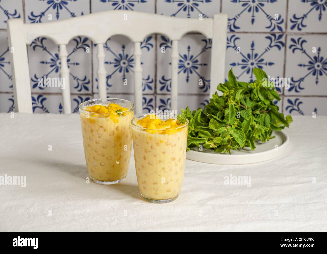 Budino di mango di cocco tailandese - budino di tapioca Foto Stock