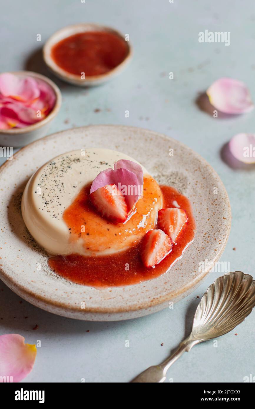 Panna cotta di rosa con composta di rabarbaro di fragole Foto Stock