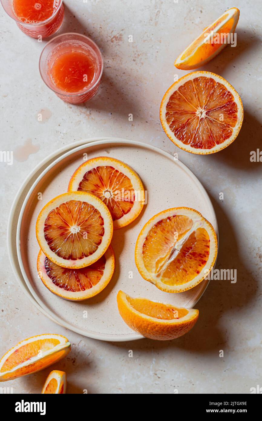 Arance di sangue affettate e succosa flatlay Foto Stock