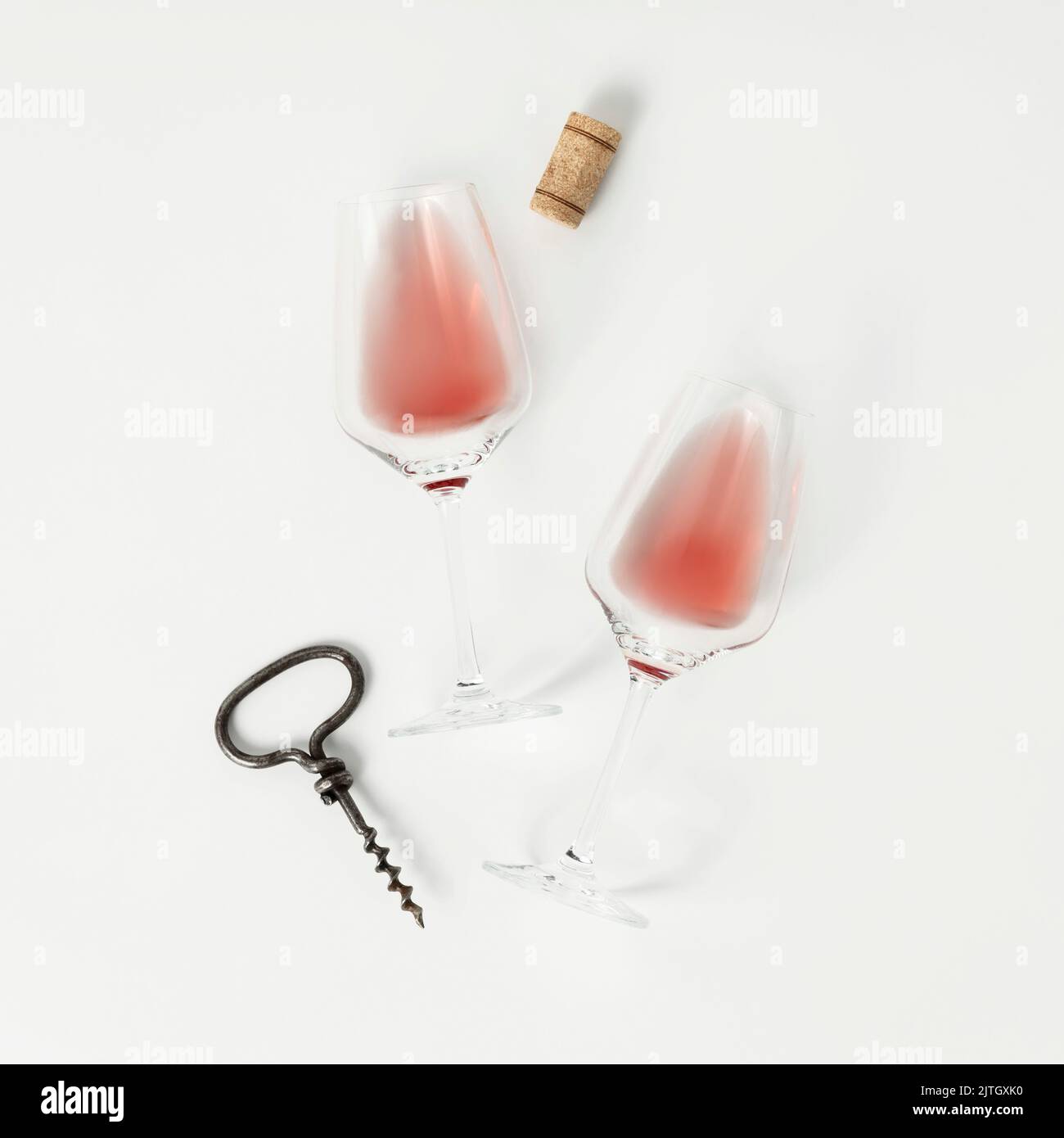 Vino rosato in bicchieri. Piatto di bicchieri da vino con vino rosa su sfondo bianco, vista dall'alto. Degustazione di vini, cantina, piatto Foto Stock