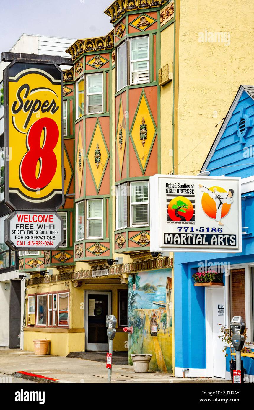 Hotel Super 8 su Lombard Street nel quartiere Marina di San Francisco, California, con segni vivaci e colorati all'esterno. Foto Stock