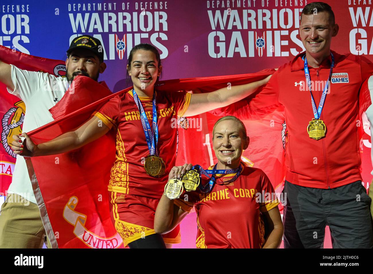 Orlando, Florida, Stati Uniti. 24th ago, 2022. Gli atleti del Team Marine Corps posano per una foto alla cerimonia di medaglia sul campo, durante i DoD Warrior Games del 2022 a Orlando, Fla. Lo scorso agosto. 24, 2022. L'evento annuale celebra la resilienza e la dedizione di feriti, malati e feriti membri del Servizio degli Stati Uniti e veterani. Credit: U.S. Marines/ZUMA Press Wire Service/ZUMAPRESS.com/Alamy Live News Foto Stock