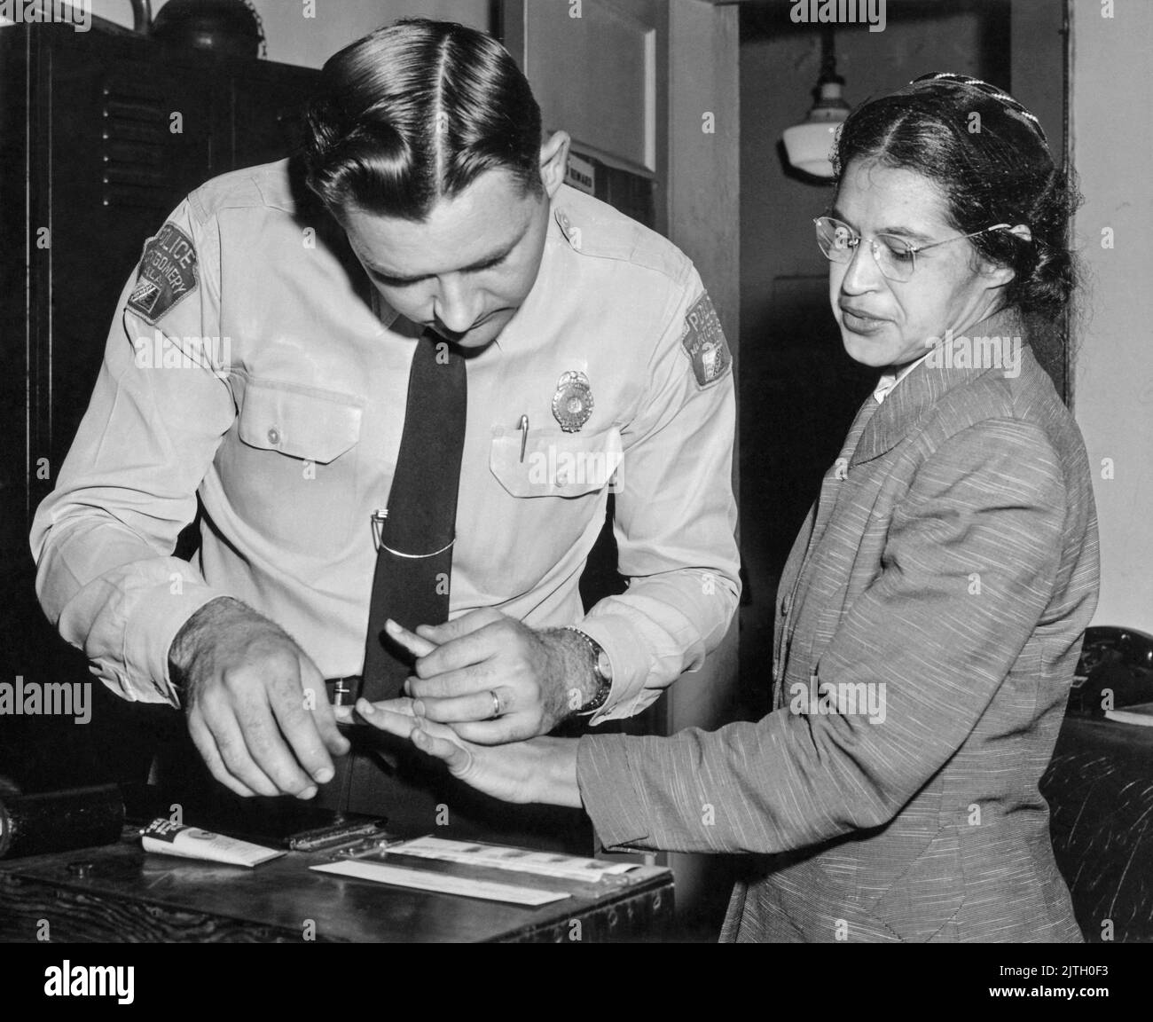 Rosa Parks è stato impronte il 22 febbraio 1956, dal tenente D.H. Lackey come una delle persone accusate come leader del boicottaggio Montgomery bus. Era una delle 73 persone arrotondate dai deputati quel giorno dopo che una grande giuria ha incaricato 113 afroamericani per l'organizzazione del boicottaggio. Questo è stato pochi mesi dopo il suo arresto il 1 dicembre 1955, per il rifiuto di rinunciare al suo posto a un passeggero bianco su un autobus municipale segregato a Montgomery, Alabama. Foto Stock