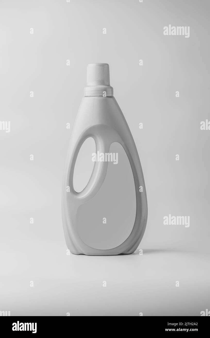 bottiglia di plastica chimica per uso domestico con manico ed etichetta vuota isolata su fondo grigio, detergente liquido o sapone, detergente per bagno o wc Foto Stock
