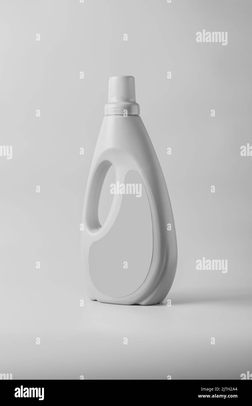 bottiglia di plastica chimica per uso domestico con manico ed etichetta vuota isolata su fondo grigio, detergente liquido o sapone, detergente per bagno o wc Foto Stock