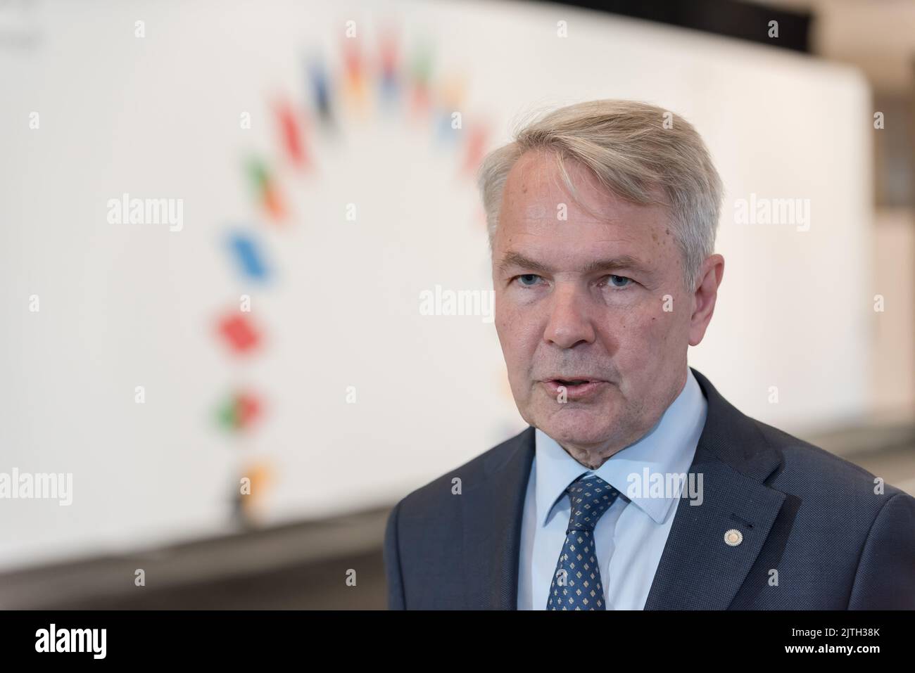 Praga, Repubblica Ceca. 30th ago, 2022. Il ministro degli Esteri finlandese Pekka Haavisto parla ai media prima dell'inizio della riunione informale dei ministri degli Esteri dell'Unione europea. I principali temi discussi della riunione informale dei ministri degli Affari esteri dell'Unione europea - Gymnich - sono l'aggressione russa contro l'Ucraina e le relazioni dell'Unione europea con l'Africa. Credit: SOPA Images Limited/Alamy Live News Foto Stock