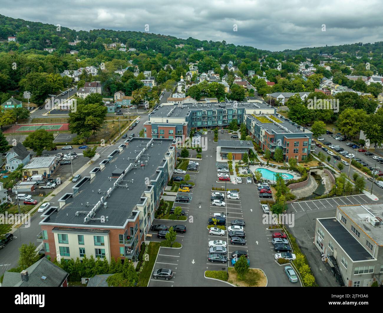 Vista aerea del moderno complesso condominio con facciata colorata e piscina vicino al fiume Hudson a Nyack Foto Stock