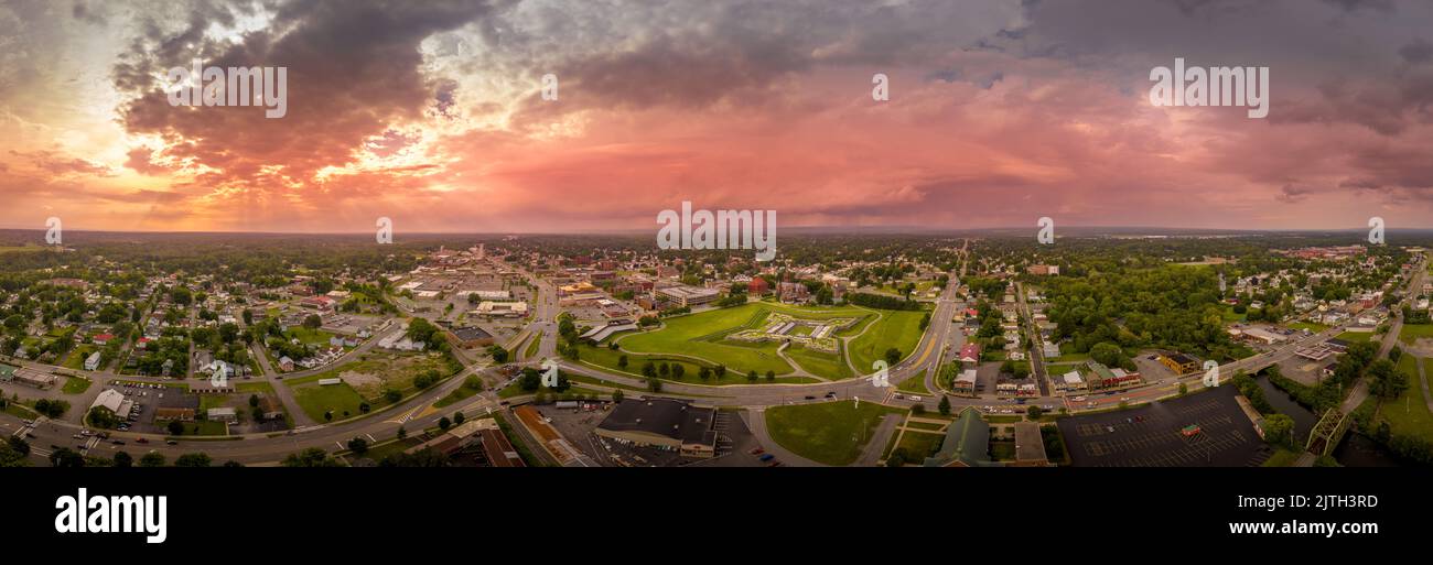 Vista aerea della stella del legno di terra ricostruita Stanwix Fort Roma New York con il suggestivo tramonto panorama cielo Foto Stock