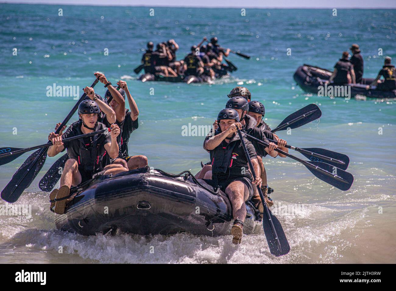 Hawaii, Stati Uniti. 24th ago, 2022. 3rd Squadron, 4th Cavallry Regiment, 3rd Brigade Combat Team, 25th Fanteria Division, conduce la pratica di infiltrazioni in acqua sulla base dell'aeronautica militare di Waimanalo, Hawaii, lo scorso agosto. 24, 2022. La formazione specifica per scenario aumenta le capacità di preparazione e crea coesione tra unità e soldati in tutto l'Indo-Pacifico. Credit: US Army/ZUMA Press Wire Service/ZUMAPRESS.com/Alamy Live News Foto Stock