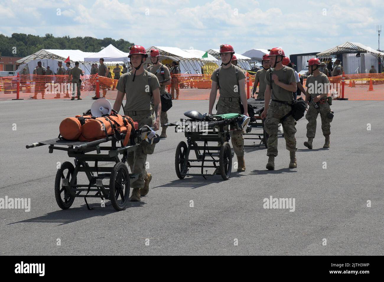 Oriskany, New York, Stati Uniti. 6th ago, 2022. Soldati dell'esercito degli Stati Uniti assegnati a Bravo Company, 152nd Battaglione di Brigade Engineer, si preparano a raccogliere le vittime simulate durante un esercizio di addestramento combinato presso lo state Preparedness Training Center di Oriskany, NY, Augustust 6, 2022. Lo scopo di questo evento è stato quello di garantire che tutte le unità siano pronte e in grado di soddisfare tutte le metriche di formazione necessarie per mantenere la missione chimica, biologica, radiativa e nucleare - Task Force. Credit: US National Guard/ZUMA Press Wire Service/ZUMAPRESS.com/Alamy Live News Foto Stock