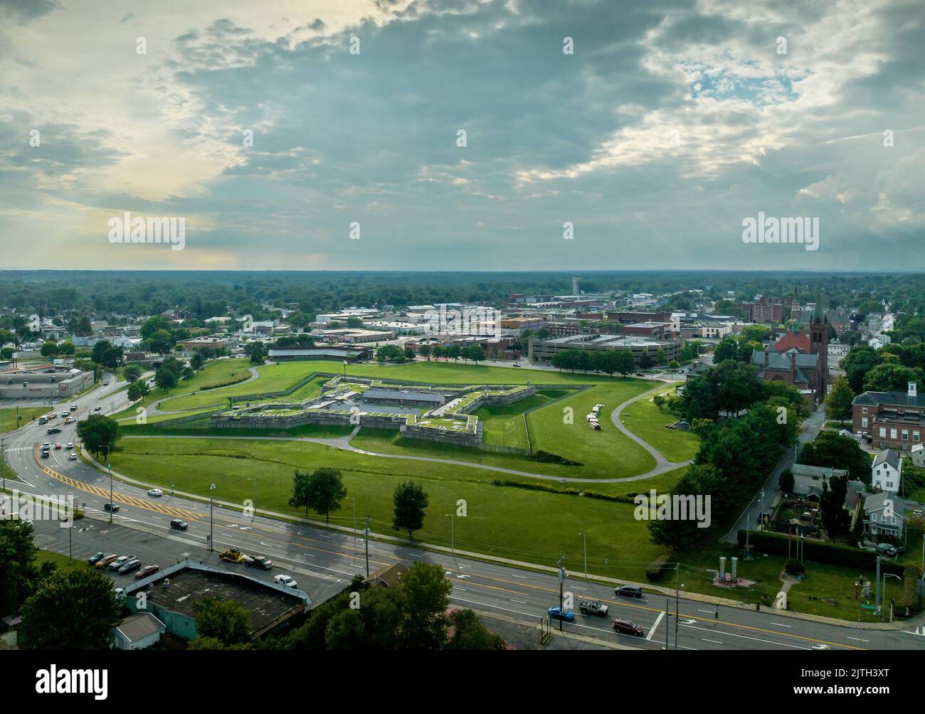 Veduta aerea della stella del legno di terra ricostruita Forte Stanwix guerra rivoluzionaria Roma New York con cannoni che sbirciano attraverso le falle sopra il glacis Foto Stock