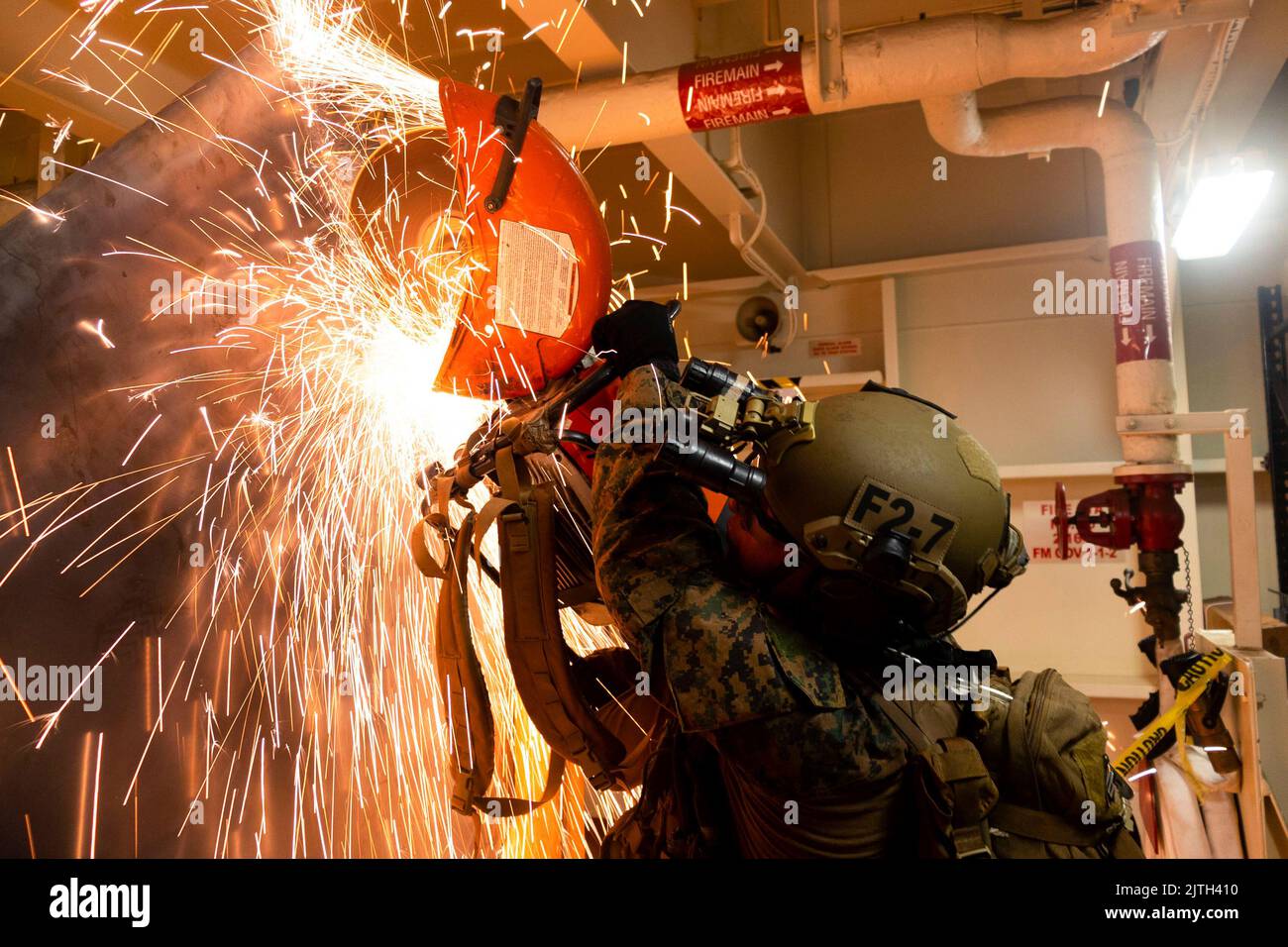 Mare delle Filippine. 17th ago, 2022. A U.S. Marine with Force Reconnaissance Platoon, 3rd Marine Division, 31st Marine Expeditionary Unit, utilizza una sega metallica per rompere una piastra d'acciaio a bordo della Expeditionary Mobile base USS Miguel Keith (ESB-5) durante una visita bordo di ricerca e sequestro esercizio nel Mare delle Filippine, agosto. 17, 2022. Il 31st MEU mantiene la capacità di sequestrare e liberare navi in mare per proteggere se stessi e gli alleati nella regione dell'Indo-Pacifico. Il MEU 31st opera a bordo delle navi del Gruppo Amphibious Ready di Tripoli nell'area Fleet 7th per migliorare l'interoperabilità Foto Stock