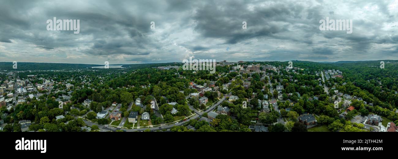 Panorama aereo del centro di Ithaca e della Cornell University nella parte settentrionale dello stato di New York Foto Stock