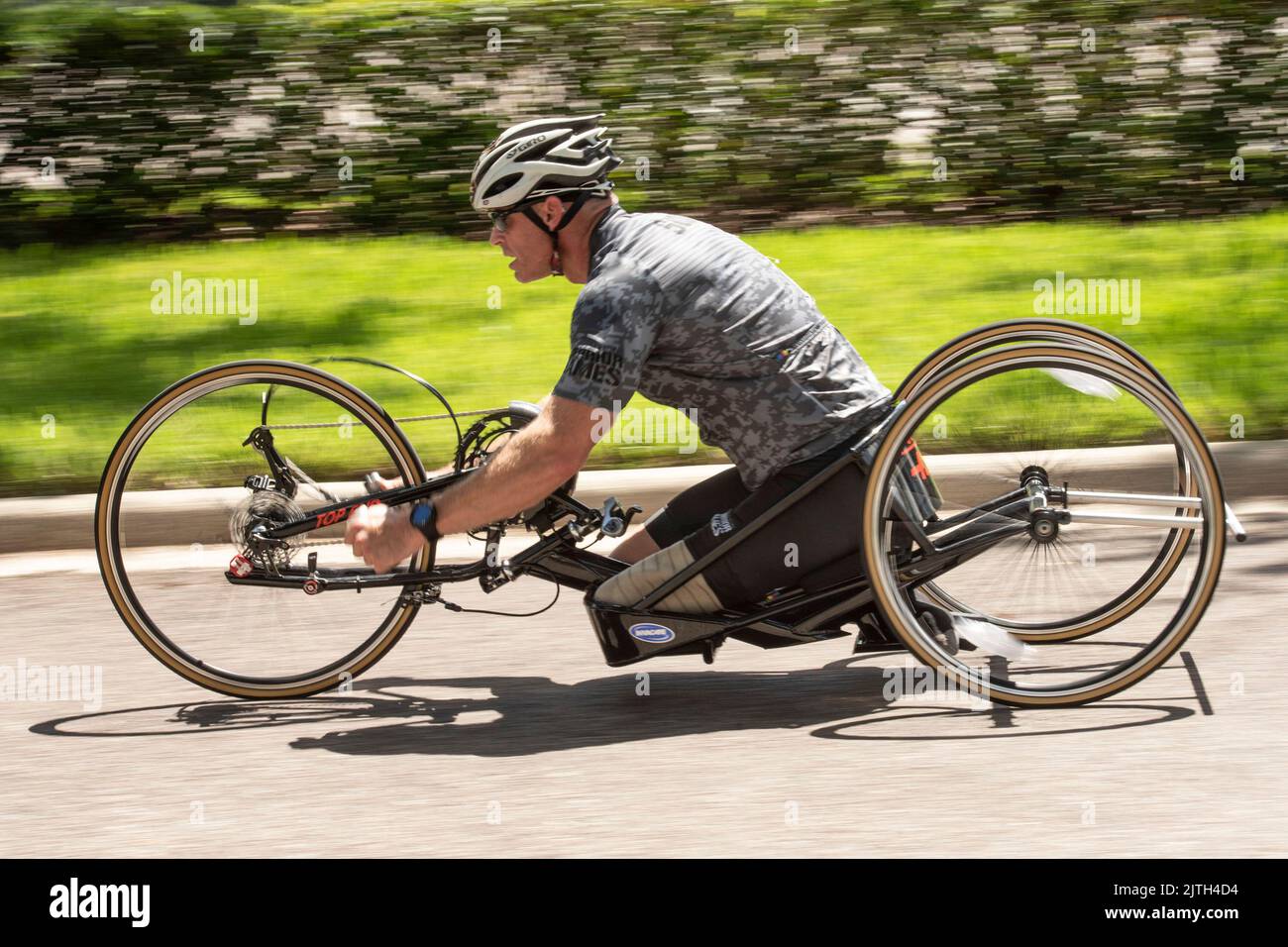 Orlando, Florida, Stati Uniti. 22nd ago, 2022. USSOCOM SFC Brandt Ireland compete in bicicletta durante i Giochi Guerrieri del DoD del 2022, lo scorso agosto. 22, 2022. I Giochi Guerrieri sono composti da oltre 200 membri del servizio feriti, malati e feriti e atleti veterani, in gara in 12 eventi sportivi adattivi agosto. 19-28, 2022 al complesso ESPN Wide World of Sports di Orlando, Florida. Credit: DoD/ZUMA Press Wire Service/ZUMAPRESS.com/Alamy Live News Foto Stock