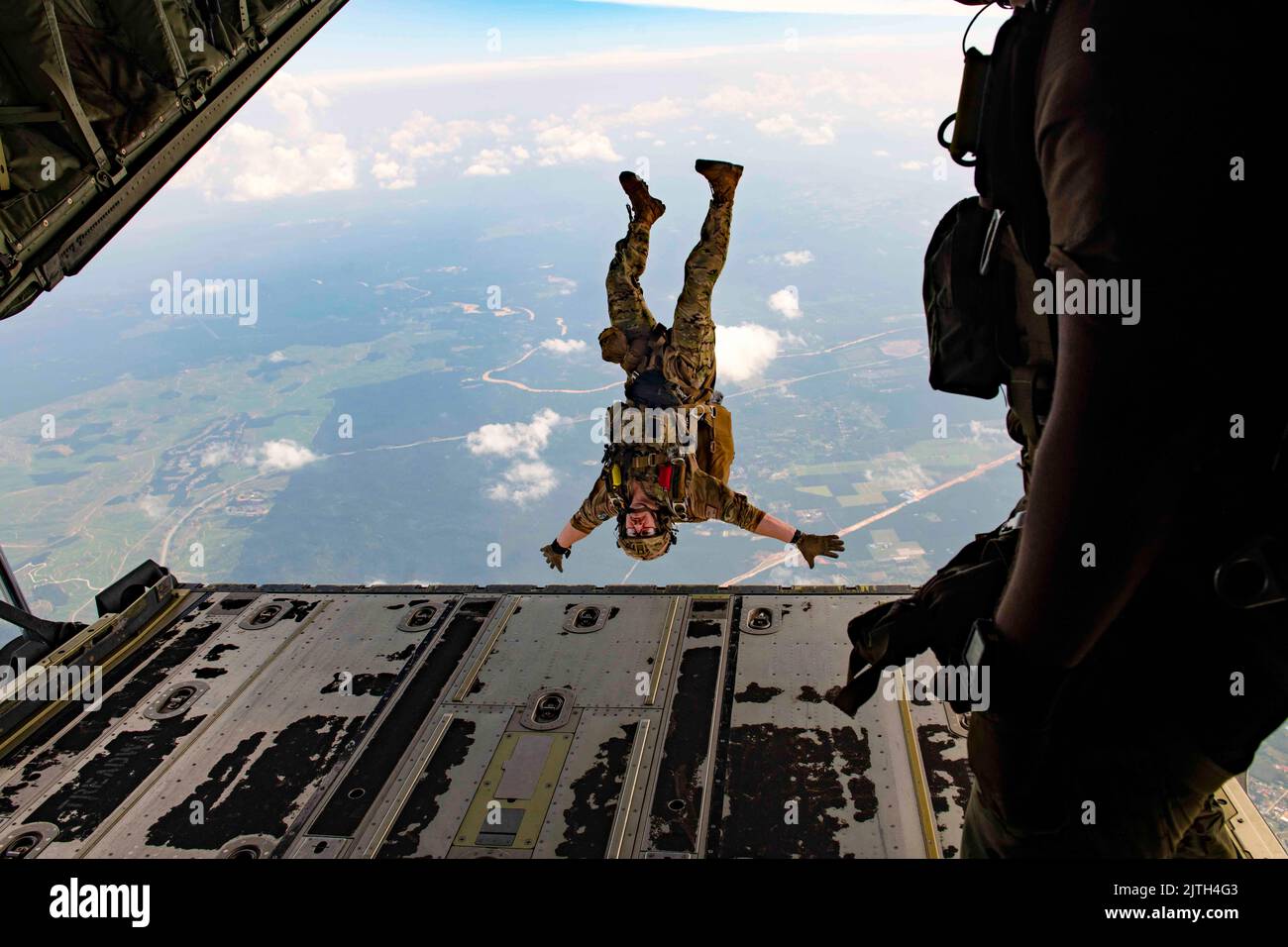 Base aerea di Subang, Malesia. 18th ago, 2022. Un paraselabeman dell'aeronautica degli Stati Uniti esce dalla parte posteriore di un C-130J Super Hercules per uno scenario di ricerca e salvataggio durante l'esercitazione Pacific Angel alla base aerea di Kuantan, Malesia, agosto. 18, 2022. Esercizi come Pacific Angel sono progettati per postare gli Stati Uniti Air Force Airmen e alleati militari e personale civile a lavorare insieme per rispondere rapidamente ed efficacemente ad una vasta gamma di possibili aiuti umanitari e scenari di soccorso in caso di disastri. Credit: US Air Force/ZUMA Press Wire Service/ZUMAPRESS.com/Alamy Live News Foto Stock