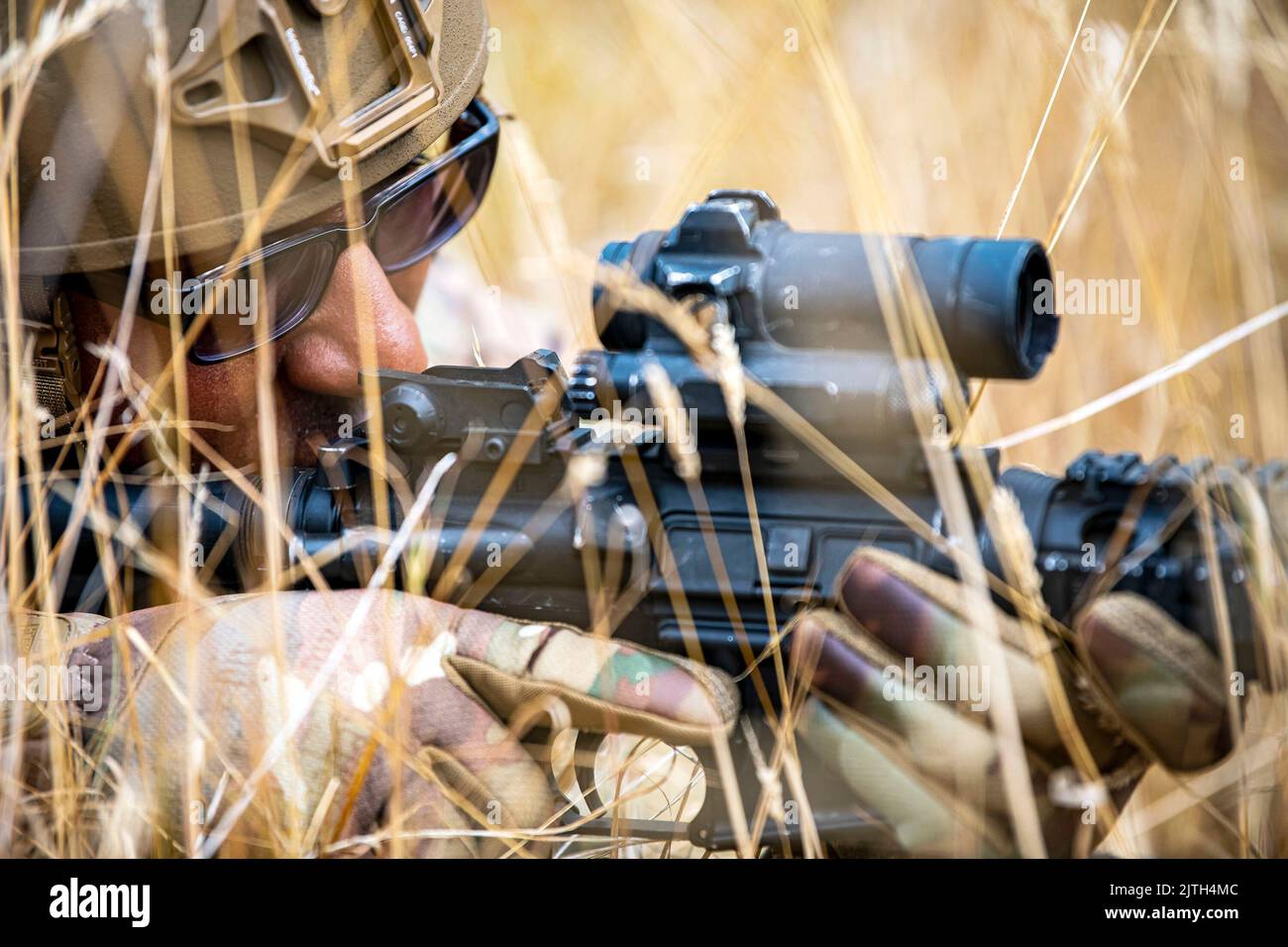 Stanford Training Area, Norfolk, Regno Unito. 17th ago, 2022. Un Airman dello Squadrone delle forze di sicurezza del 423d si trova incline mentre guarda giù le viste di una carabina M4 durante un esercizio di addestramento sul campo presso la Stanford Training Area, Inghilterra, agosto. 17, 2022. Istruttori del 820th base Defense Group e del 435th Security Forces Squadron Ground Combat Readiness Training Center hanno condotto l'esercizio per valutare e rafforzare le capacità di preparazione al combattimento dei difensori del 423d SFS. Credit: US Air Force/ZUMA Press Wire Service/ZUMAPRESS.com/Alamy Live News Foto Stock