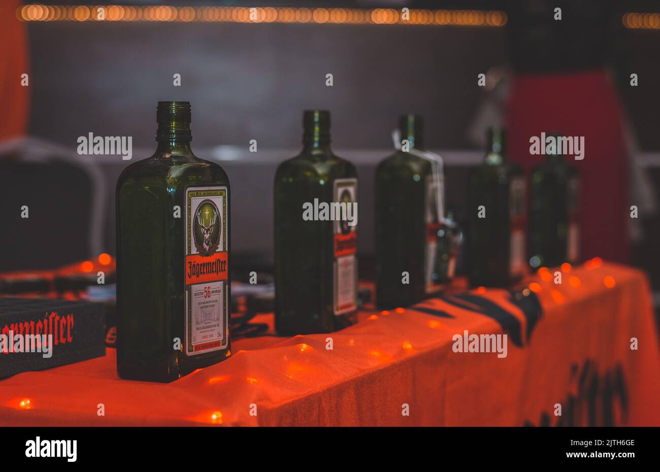 Altre bottiglie Jagermeister in fila, promozione sfondo, digestivo tedesco Foto Stock