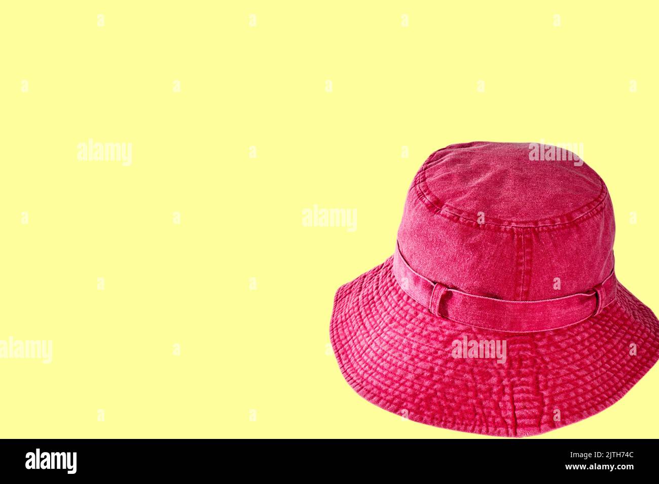 Un cappello rosso rosa isolato su sfondo colorato Foto Stock