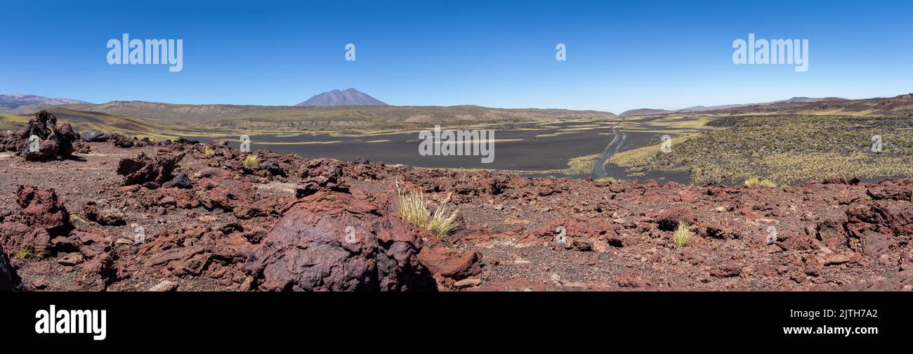Terreno vulcanico a Malargüe, Mendoza, Argentina. Terra rocciosa con colori rossicci e neri. Paesaggio vulcanico. Foto Stock