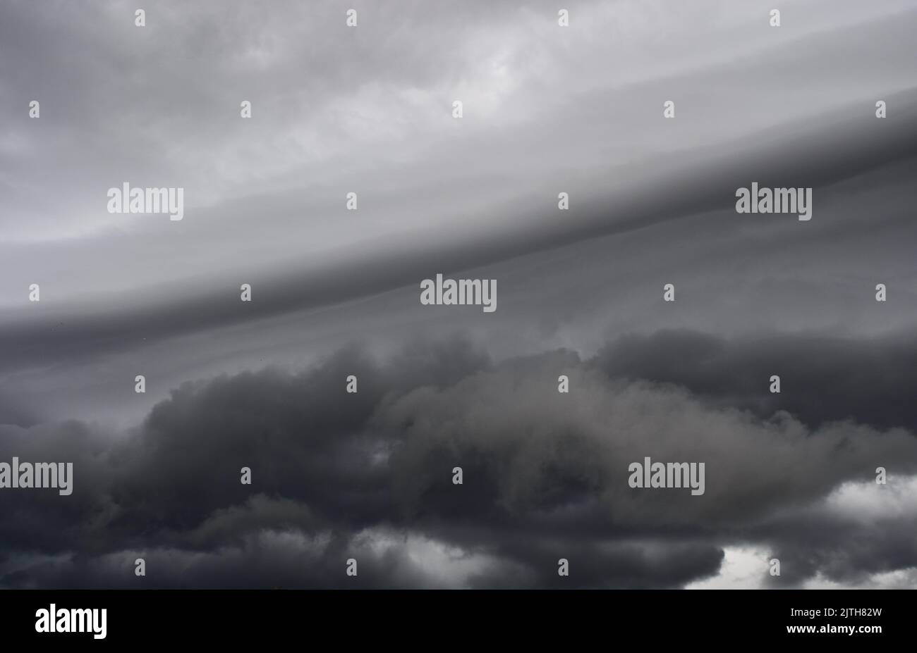 Nube di Arcus che si muove nella tempesta, formazioni di nube di Cumulonimbus sul cielo tropicale, Nimbus che si muove, sfondo astratto dal fenomeno naturale Foto Stock