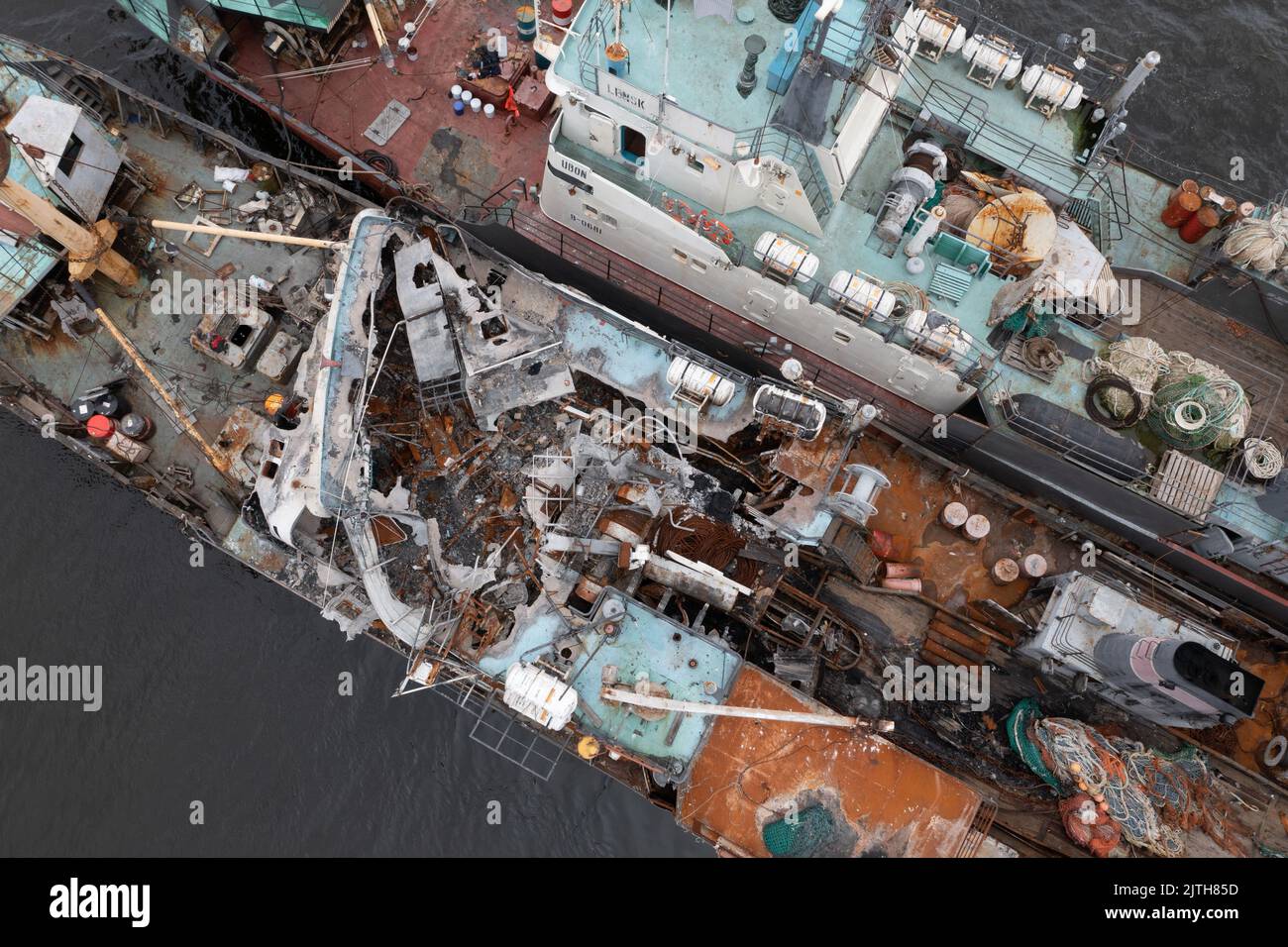 Vladivostok, Russia - 23 luglio 2022: Il peschereccio bruciato su un ormeggio con un'altra nave. Foto Stock
