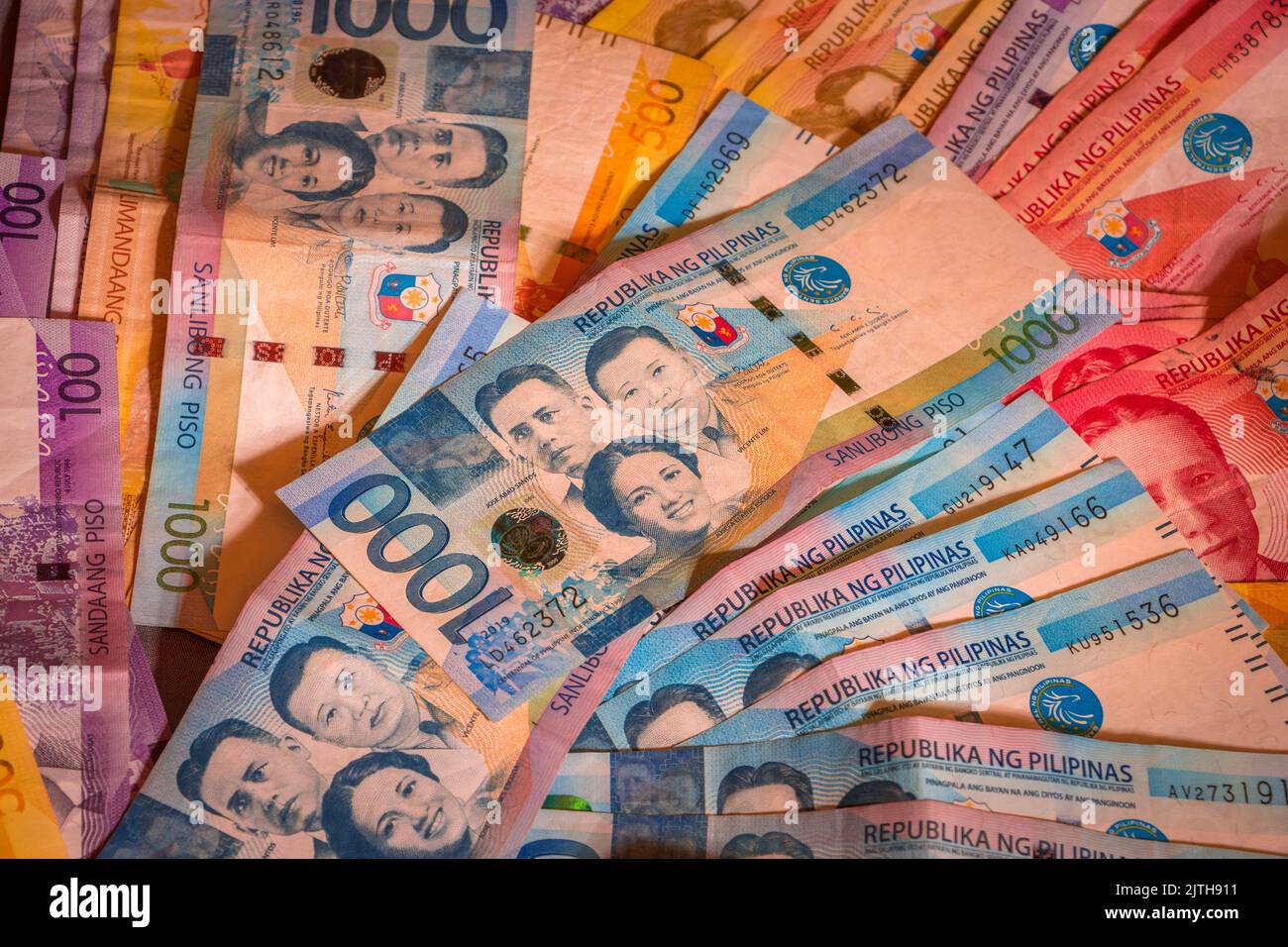 Bollette in peso Filippine, 50, 100, 500 e 1000 pesos, carte fiat in contanti. Economia e concetto finanziario, tagli valutari Foto Stock