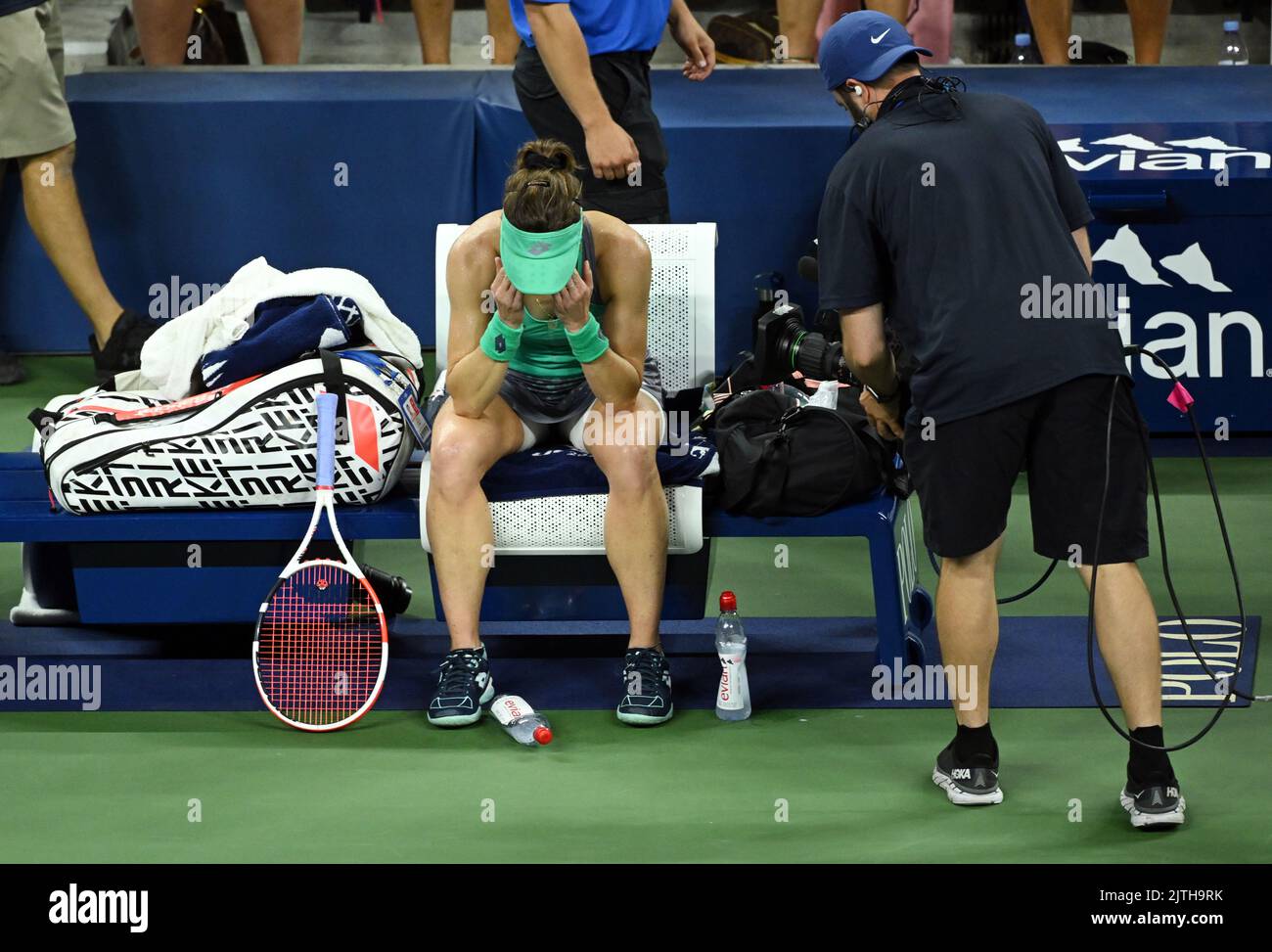 Alize Cornet dopo aver battuto Emma Raducanu durante il secondo giorno degli US Open all'USTA Billie Jean King National Tennis Center di New York. Data immagine: Martedì 30 agosto 2022. Foto Stock