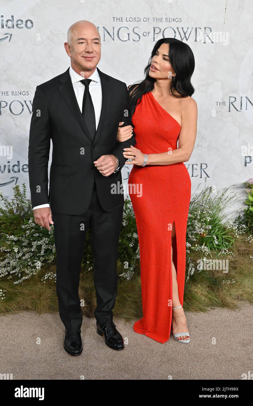 Londra, Regno Unito. 30th agosto 2022. Jeff Bezos e Lauren Sanchez arrivano a The Lord of the Rings: La prima serie televisiva The Rings of Power al WEST End DI ODEON Luxe, Leicester Square, Londra, Regno Unito. 30th agosto 2022. Foto Stock