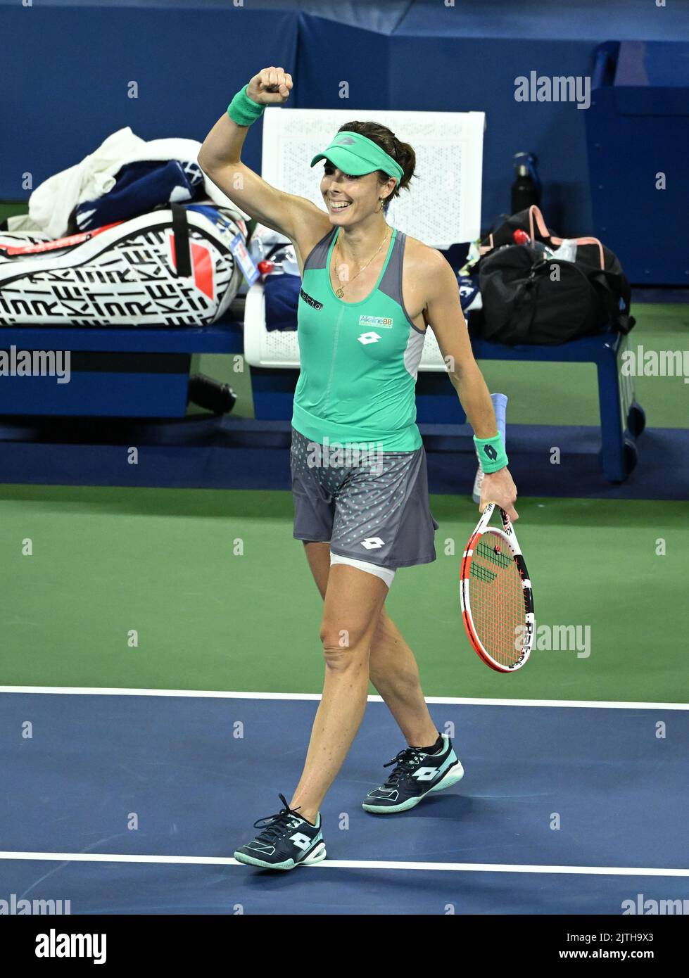 Alize Cornet festeggia la battitura di Emma Raducanu durante il secondo giorno degli US Open presso l'USTA Billie Jean King National Tennis Center di New York. Data immagine: Martedì 30 agosto 2022. Foto Stock