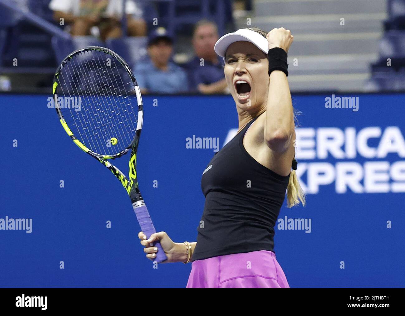 Flushing Meadow, United ha dichiarato. 30th ago, 2022. Danielle Collins festeggia dopo aver vinto un punto in rete nel primo set contro Naomi Osaka del Giappone nel primo round del campionato US Open di tennis 2022 presso l'USTA Billie Jean King National Tennis Center martedì 30 agosto 2022 a New York City. Foto di John Angelillo/UPI Credit: UPI/Alamy Live News Foto Stock