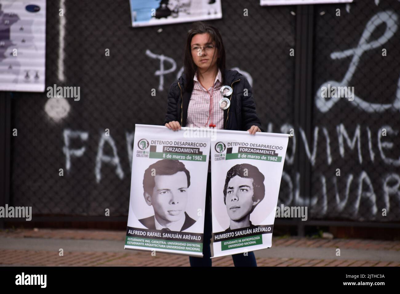 Bogota, Colombia, 30 agosto 2022. Una donna tiene due striscioni di immagini dei suoi parenti scomparsi nel quadro della Giornata Internazionale delle vittime delle sparizioni forzate a Bogotà, Colombia, 30 agosto 2022. Secondo l'unità delle vittime della Colombia, più di 130,000 persone sono state vittime indirette di sparizioni forzate in Colombia e almeno 50,000 sono state vittime dirette di questo crimine. Foto di: Cristian Bayona/Long Visual Press Foto Stock