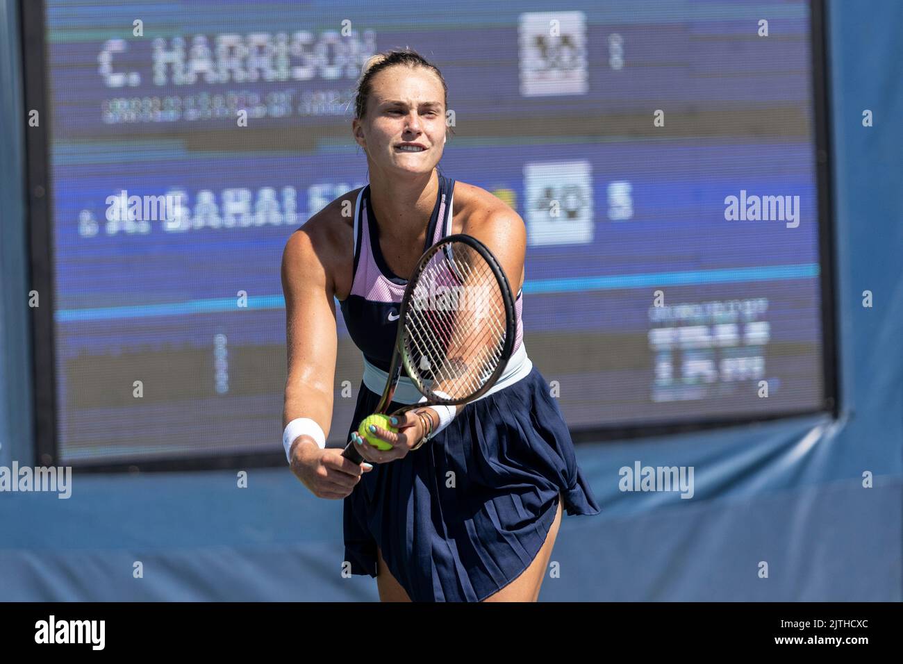 New York, NY - 30 agosto 2022: Aryna Sabalenka serve durante la partita del 1st° round dei campionati americani Open contro Catherine Harrison of USA al Billie Jean King National Tennis Center Foto Stock