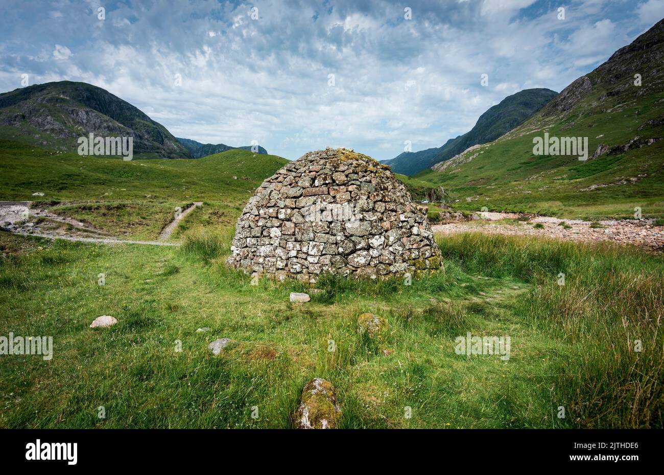 Bella costruzione a forma di cupola, costruita da pietre vicine, una volta utilizzato come bare per le persone della Scozia antica, seduto tra verde erba estiva di Foto Stock